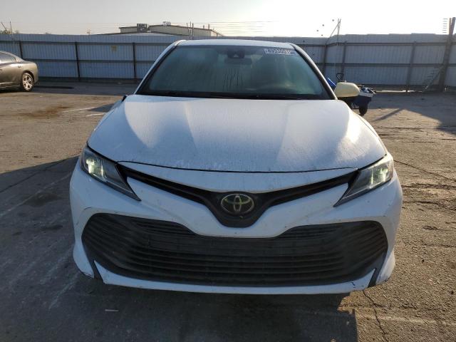 4T1B11HK5JU060959 - 2018 TOYOTA CAMRY L WHITE photo 5