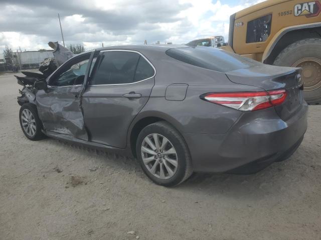 4T1C11AK9LU919536 - 2020 TOYOTA CAMRY LE GRAY photo 2