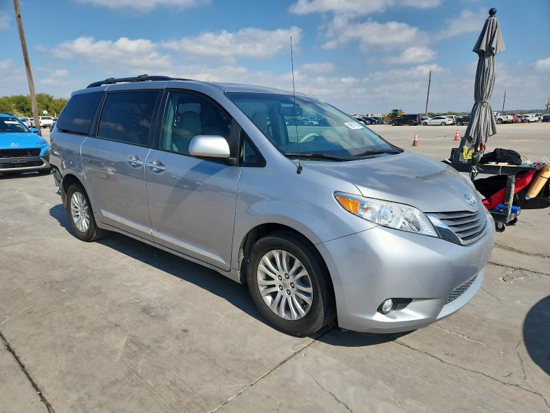 5TDYK3DC1CS264901 - 2012 TOYOTA SIENNA XLE 白色 照片 4