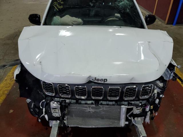 3C4NJDBNXRT110427 - 2024 JEEP COMPASS LATITUDE Beyaz fotoğraf 12