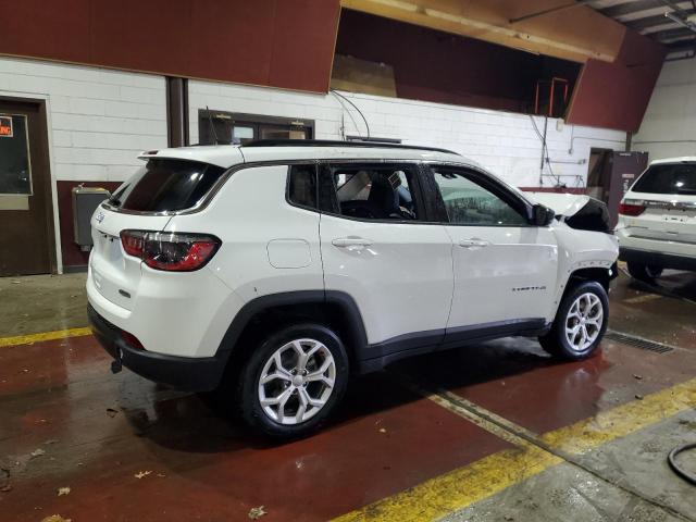 3C4NJDBNXRT110427 - 2024 JEEP COMPASS LATITUDE Beyaz fotoğraf 3