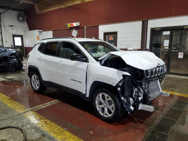 3C4NJDBNXRT110427 - 2024 JEEP COMPASS LATITUDE Beyaz fotoğraf 4