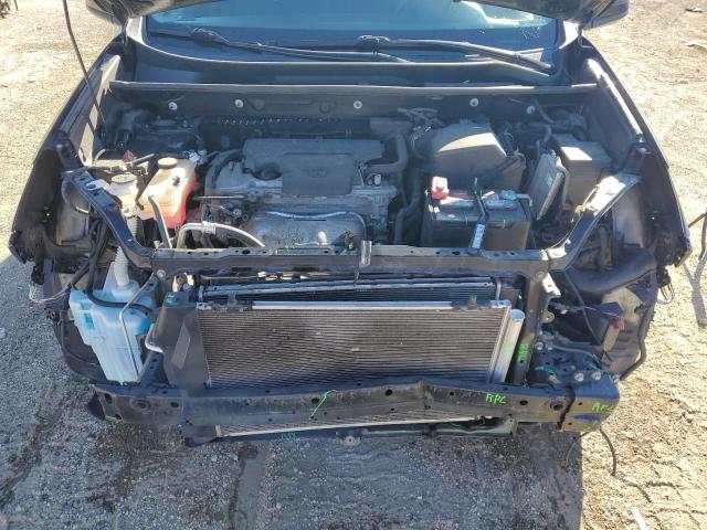 2T3BFREV1JW839734 - 2018 TOYOTA RAV4 LE შავი ფოტო 11
