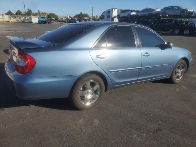 JTDBE32K040253478 - 2004 TOYOTA CAMRY LE BLUE photo 3