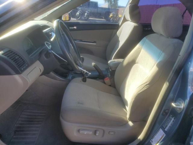 JTDBE32K040253478 - 2004 TOYOTA CAMRY LE BLUE photo 7