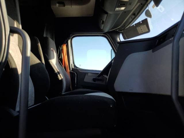 3AKJHHDR2JSKB5666 - 2018 FREIGHTLINER CASCADIA 1 Blanc photo 6