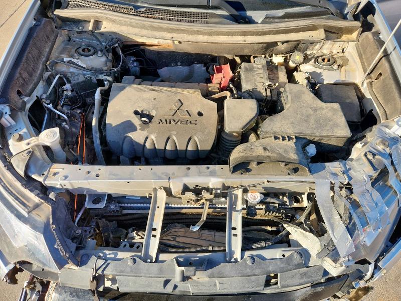 JA4AD3A31JZ010420 - 2018 MITSUBISHI OUTLANDER SE SILVER photo 12