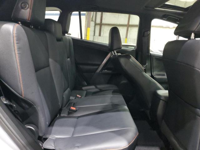 2T3JFREV5JW718779 - 2018 TOYOTA RAV4 SE Silber Foto 11