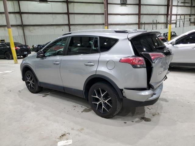 2T3JFREV5JW718779 - 2018 TOYOTA RAV4 SE Silber Foto 2