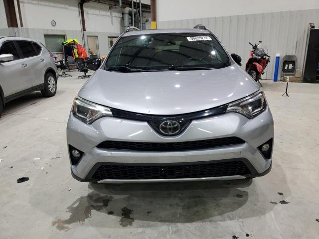2T3JFREV5JW718779 - 2018 TOYOTA RAV4 SE Silber Foto 5