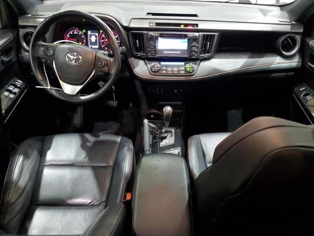 2T3JFREV5JW718779 - 2018 TOYOTA RAV4 SE Silber Foto 8