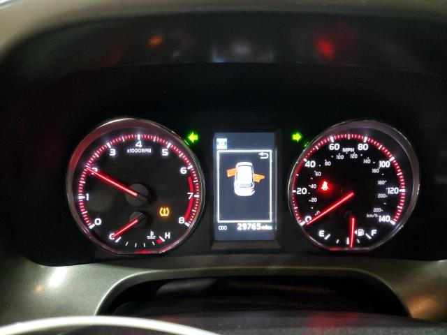 2T3JFREV5JW718779 - 2018 TOYOTA RAV4 SE Silber Foto 9