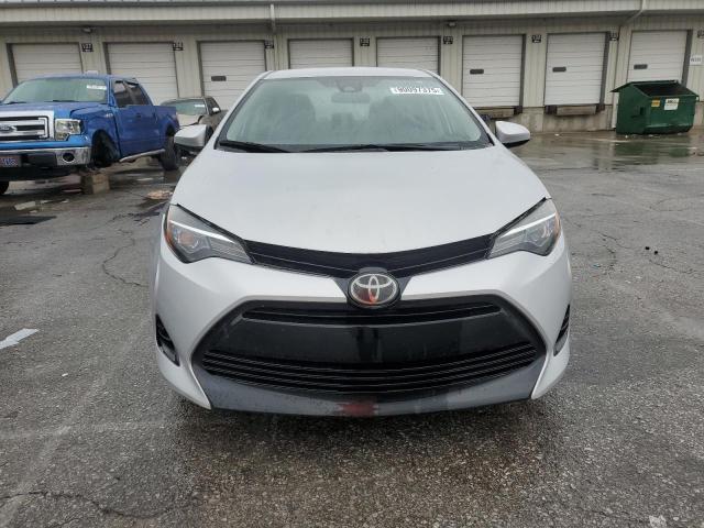 2T1BURHE2JC016872 - 2018 TOYOTA COROLLA L Silber Foto 5