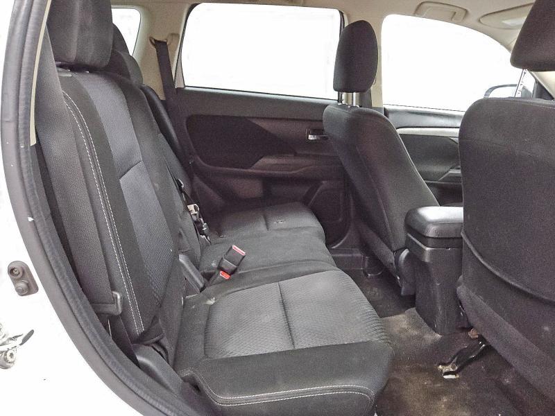 JA4AZ3A30GZ053303 - 2016 MITSUBISHI OUTLANDER SE WHITE photo 11