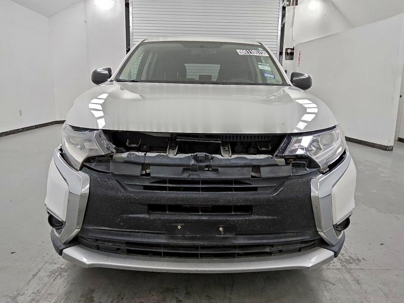 JA4AZ3A30GZ053303 - 2016 MITSUBISHI OUTLANDER SE WHITE photo 5