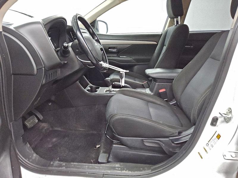 JA4AZ3A30GZ053303 - 2016 MITSUBISHI OUTLANDER SE WHITE photo 7