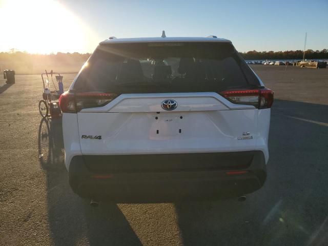 4T3MWRFVXRU160693 - 2024 TOYOTA RAV4 LE 白色 照片 6