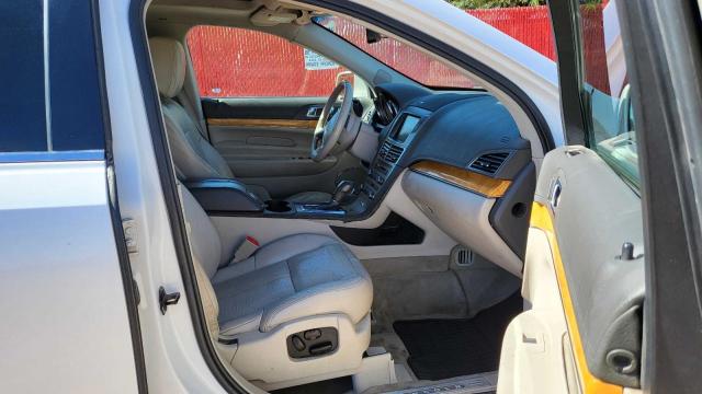 2LMHJ5AT5ABJ29521 - 2010 LINCOLN MKT WHITE photo 5