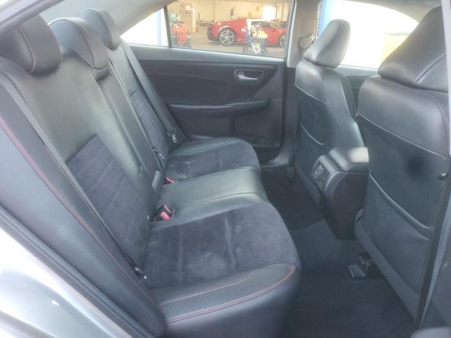 4T1BF1FK0FU496887 - 2015 TOYOTA CAMRY LE ვერცხლისფერი ფოტო 10