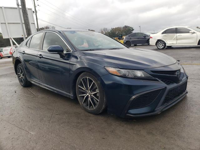 4T1T11AK9MU532986 - 2021 TOYOTA CAMRY SE BLUE photo 4