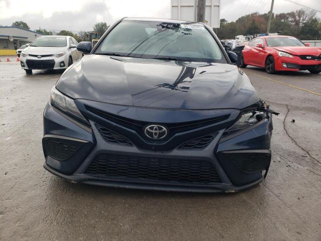 4T1T11AK9MU532986 - 2021 TOYOTA CAMRY SE BLUE photo 5