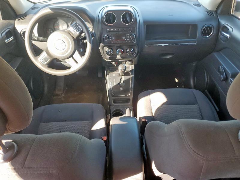 1C4NJPBA3GD548059 - 2016 JEEP PATRIOT SPORT Silber Foto 8