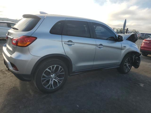 JA4AP3AW3JU012698 - 2018 MITSUBISHI OUTLANDER ES ვერცხლისფერი ფოტო 3