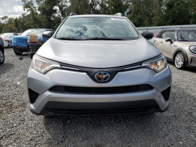 2T3ZFREV0JW479600 - 2018 TOYOTA RAV4 LE 银色 照片 5
