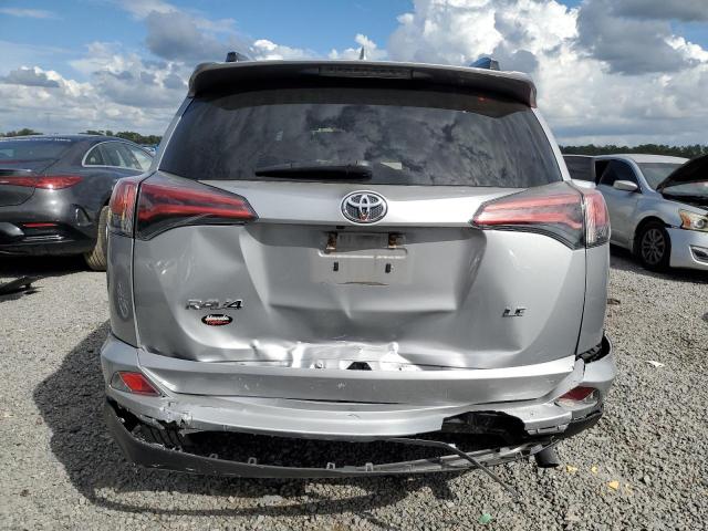 2T3ZFREV0JW479600 - 2018 TOYOTA RAV4 LE 银色 照片 6