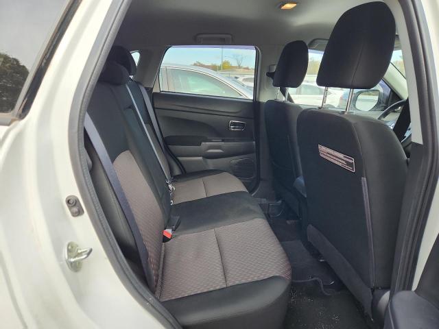 JA4AR3AU2HZ059128 - 2017 MITSUBISHI OUTLANDER ES WHITE photo 11