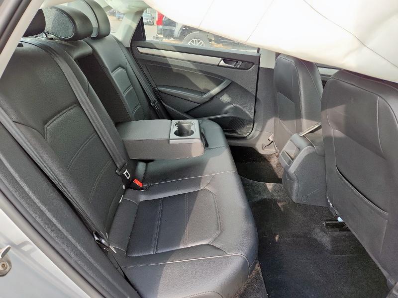 1VWAT7A37FC112926 - 2015 VOLKSWAGEN PASSAT S 银色 照片 10