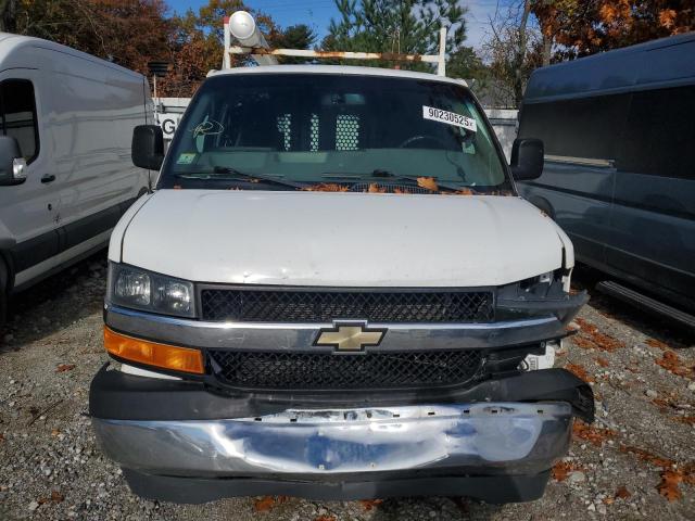 1GCWGAFG2J1907411 - 2018 CHEVROLET EXPRESS G2 WHITE photo 5
