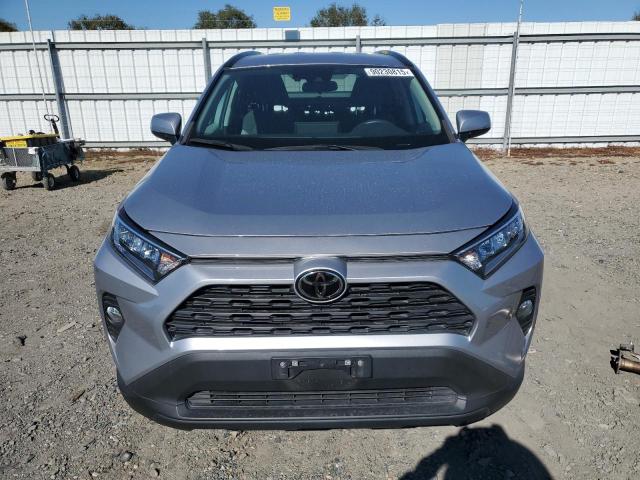 2T3P1RFV2MC250314 - 2021 TOYOTA RAV4 XLE 银色 照片 5