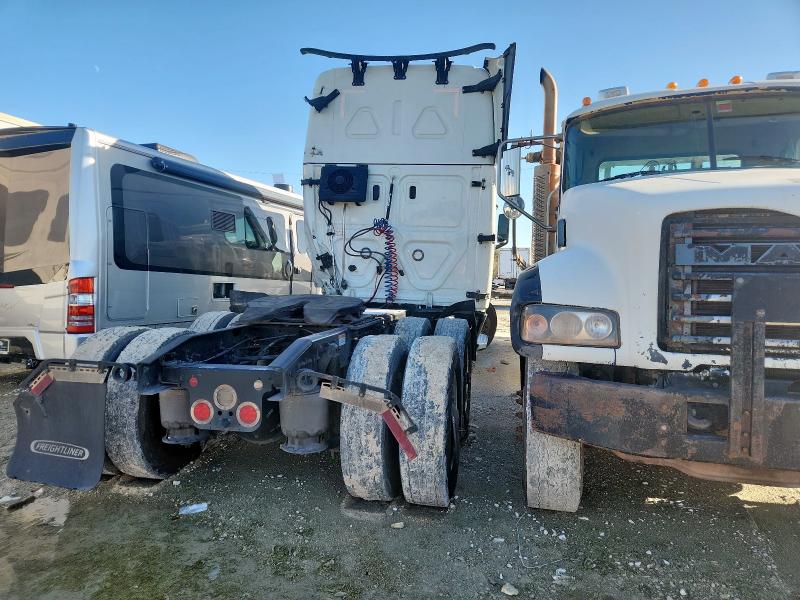 3AKJHHDR7PSUF1366 - 2023 FREIGHTLINER CASCADIA 1 WHITE photo 4