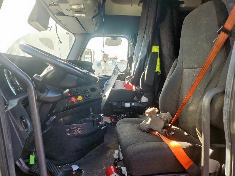 3AKJHHDR7PSUF1366 - 2023 FREIGHTLINER CASCADIA 1 WHITE photo 5