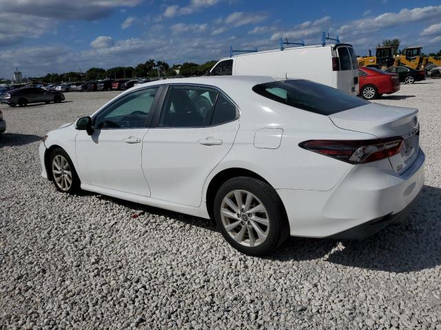 4T1C11AK9NU680525 - 2022 TOYOTA CAMRY LE WHITE photo 2