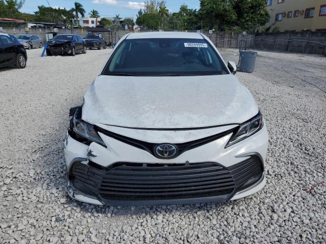 4T1C11AK9NU680525 - 2022 TOYOTA CAMRY LE WHITE photo 5