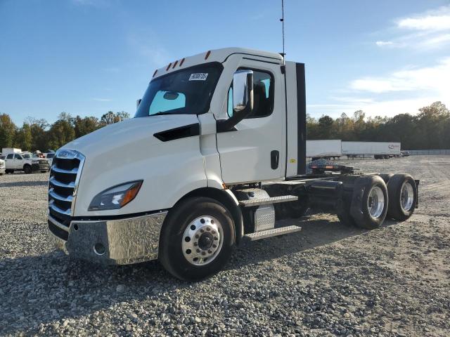 3AKJHTDV3NSNE8223 - 2022 FREIGHTLINER CASCADIA 1 WHITE photo 2