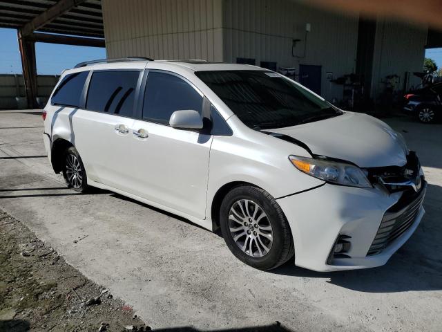 5TDYZ3DC5KS994546 - 2019 TOYOTA SIENNA XLE WHITE photo 4