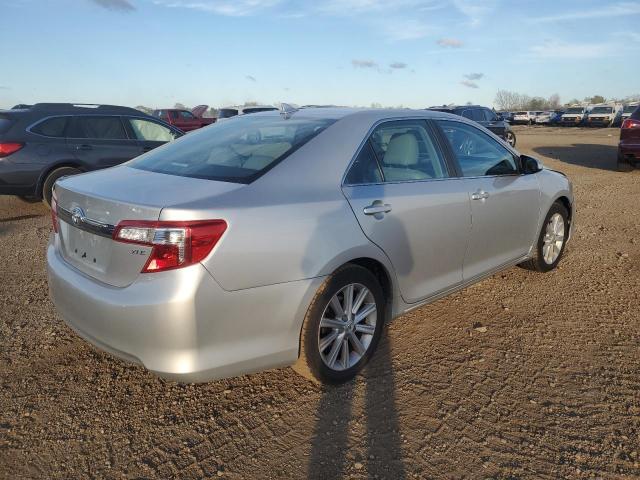 4T1BK1FKXDU526518 - 2013 TOYOTA CAMRY SE SILVER photo 3
