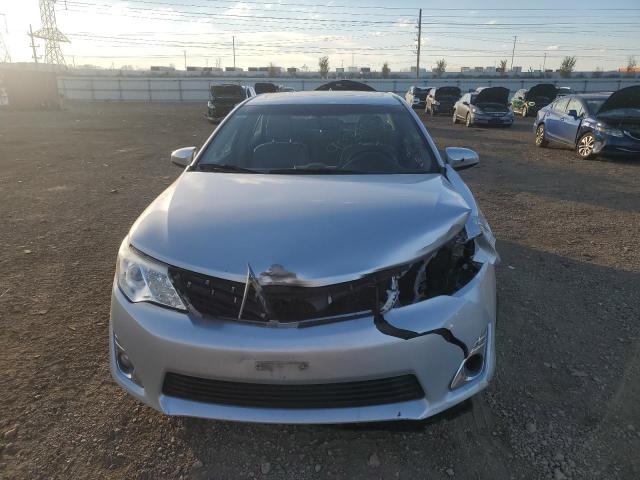 4T1BK1FKXDU526518 - 2013 TOYOTA CAMRY SE SILVER photo 5