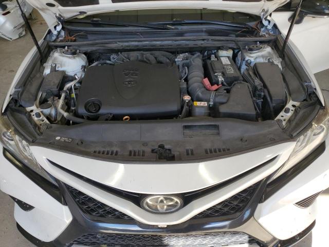 4T1BZ1HK4JU017111 - 2018 TOYOTA CAMRY XSE WHITE photo 11