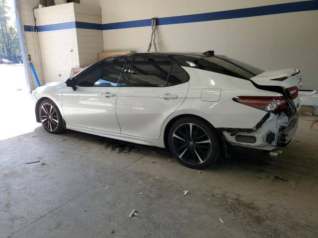 4T1BZ1HK4JU017111 - 2018 TOYOTA CAMRY XSE WHITE photo 2