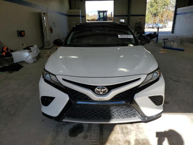 4T1BZ1HK4JU017111 - 2018 TOYOTA CAMRY XSE WHITE photo 5