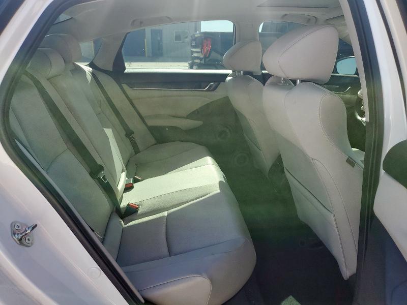 1HGCV1F48JA171669 - 2018 HONDA ACCORD EX Ақ фото 10