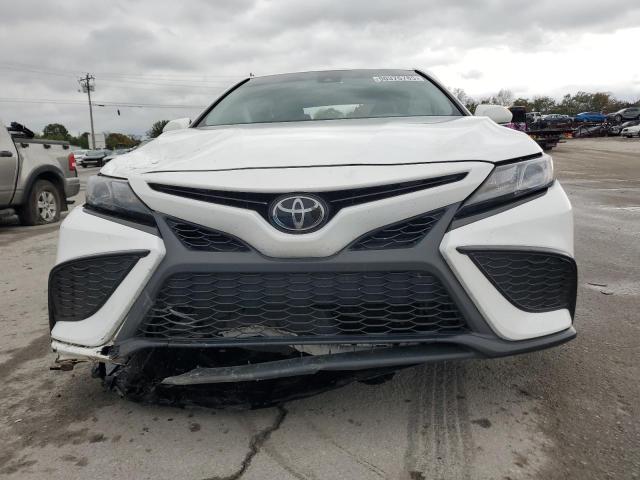 4T1G11AK3RU840342 - 2024 TOYOTA CAMRY SE NIGHT SHADE WHITE photo 5