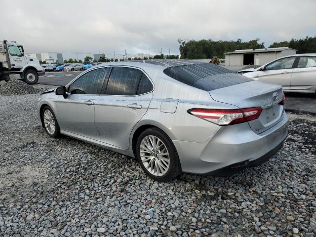 4T1B11HK5JU003371 - 2018 TOYOTA CAMRY L SILVER photo 2