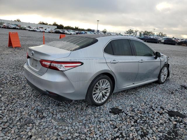4T1B11HK5JU003371 - 2018 TOYOTA CAMRY L SILVER photo 3