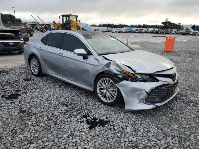 4T1B11HK5JU003371 - 2018 TOYOTA CAMRY L SILVER photo 4