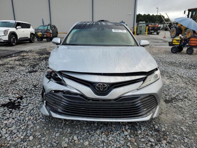 4T1B11HK5JU003371 - 2018 TOYOTA CAMRY L SILVER photo 5